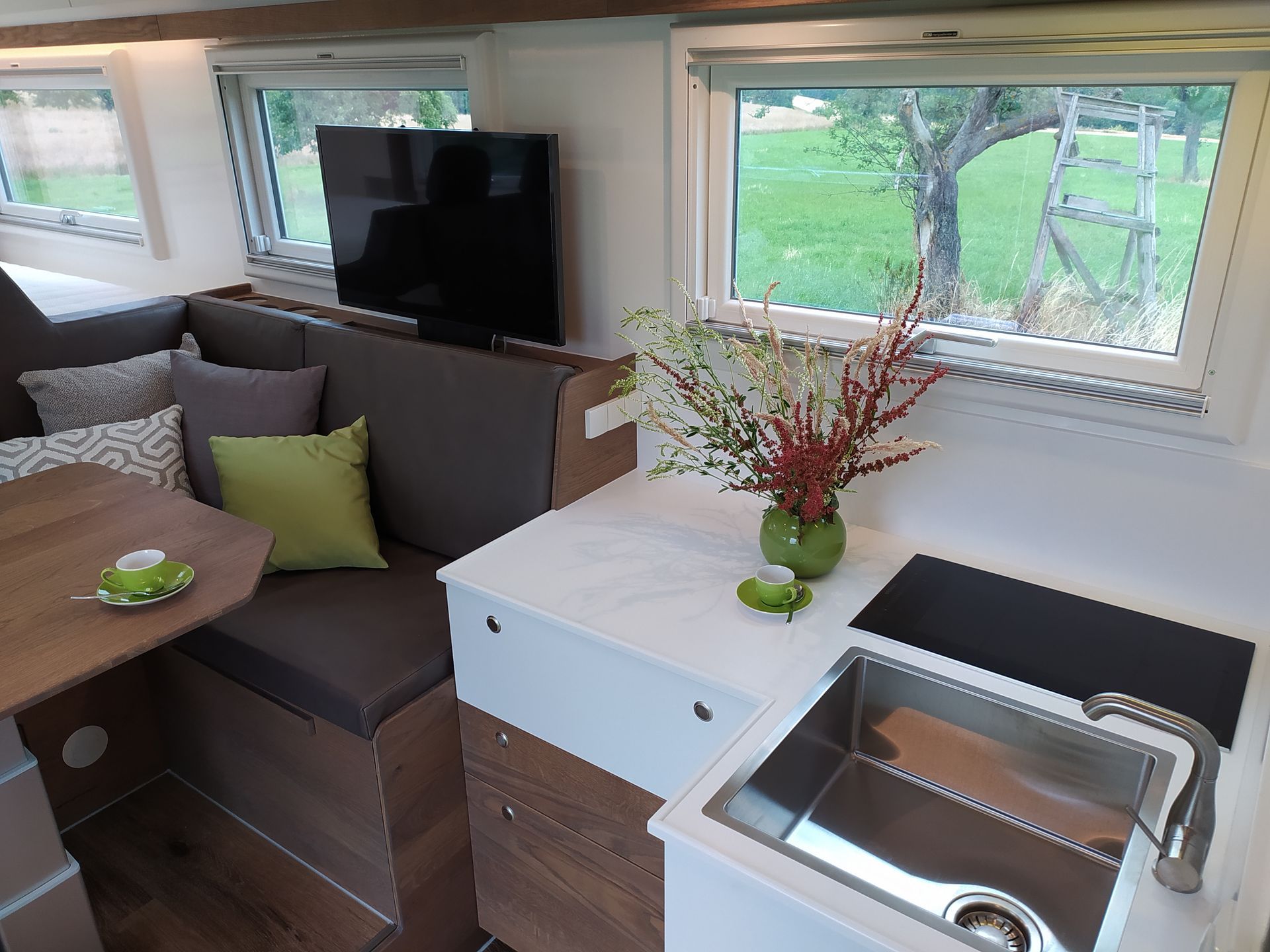 FAS Expedition Expeditionsmobil Reisemobil Mercedes Actros 1836 4x4 Komplettfahrzeug zum Verkauf 6m Wohnkabine Quadträger hochwertiges Interieur Rundsitzgruppe Längsbetten Panoramafenster 800Ah/ 1,9KW Solar