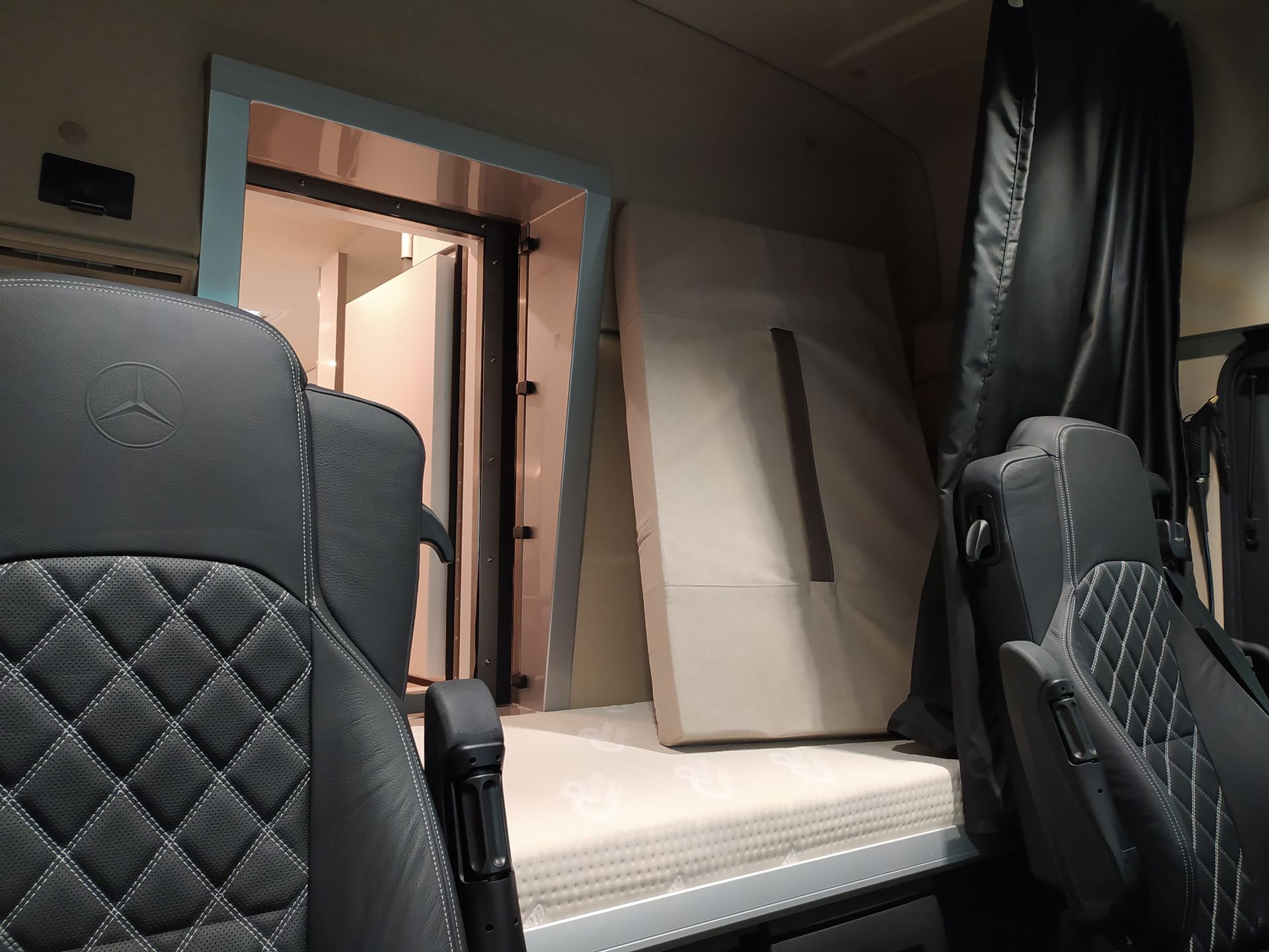 FAS Expedition Expeditionsmobil Reisemobil Mercedes Actros 1836 4x4 Komplettfahrzeug zum Verkauf 6m Wohnkabine Quadträger hochwertiges Interieur Rundsitzgruppe Längsbetten Panoramafenster 800Ah/ 1,9KW Solar