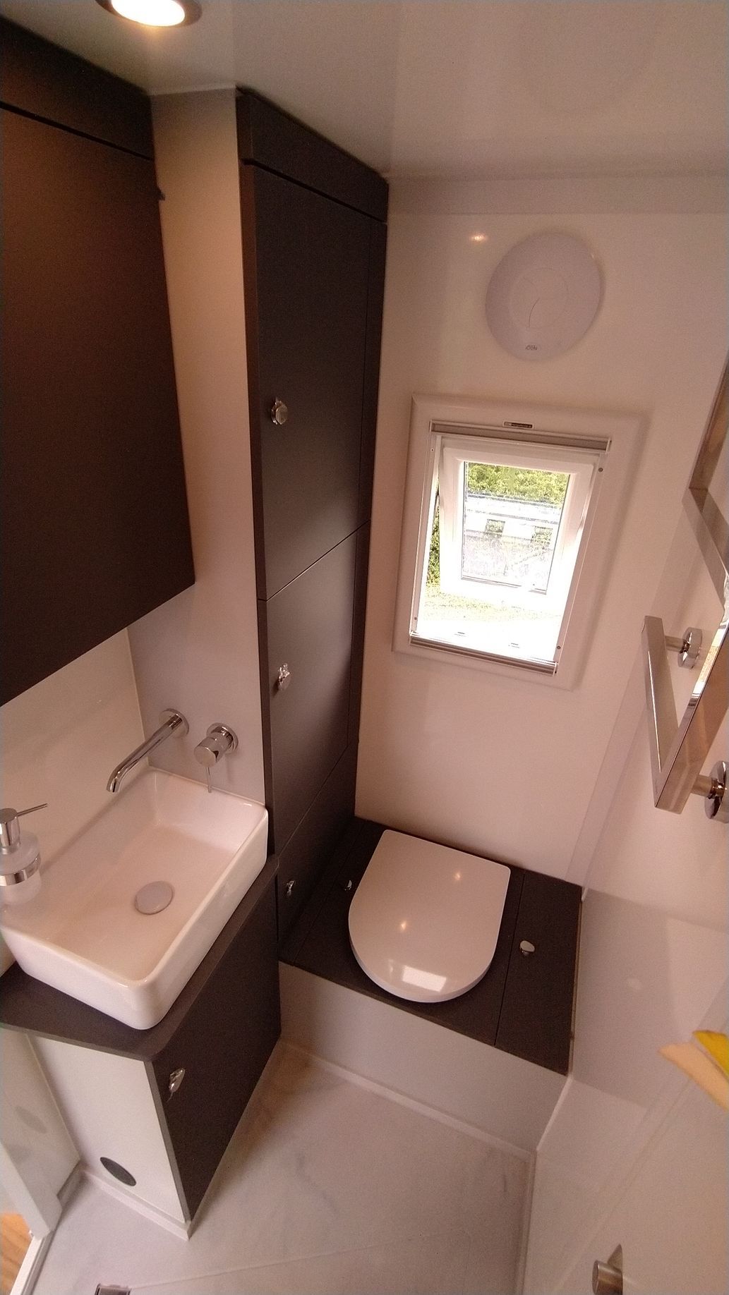 Wohnkabine Expeditionsmobil Interieur Eiche Echtholz FENIX Büffelleder individuell Grundriss custom-made Vollausstattung gehobene Ausstattung Luxus