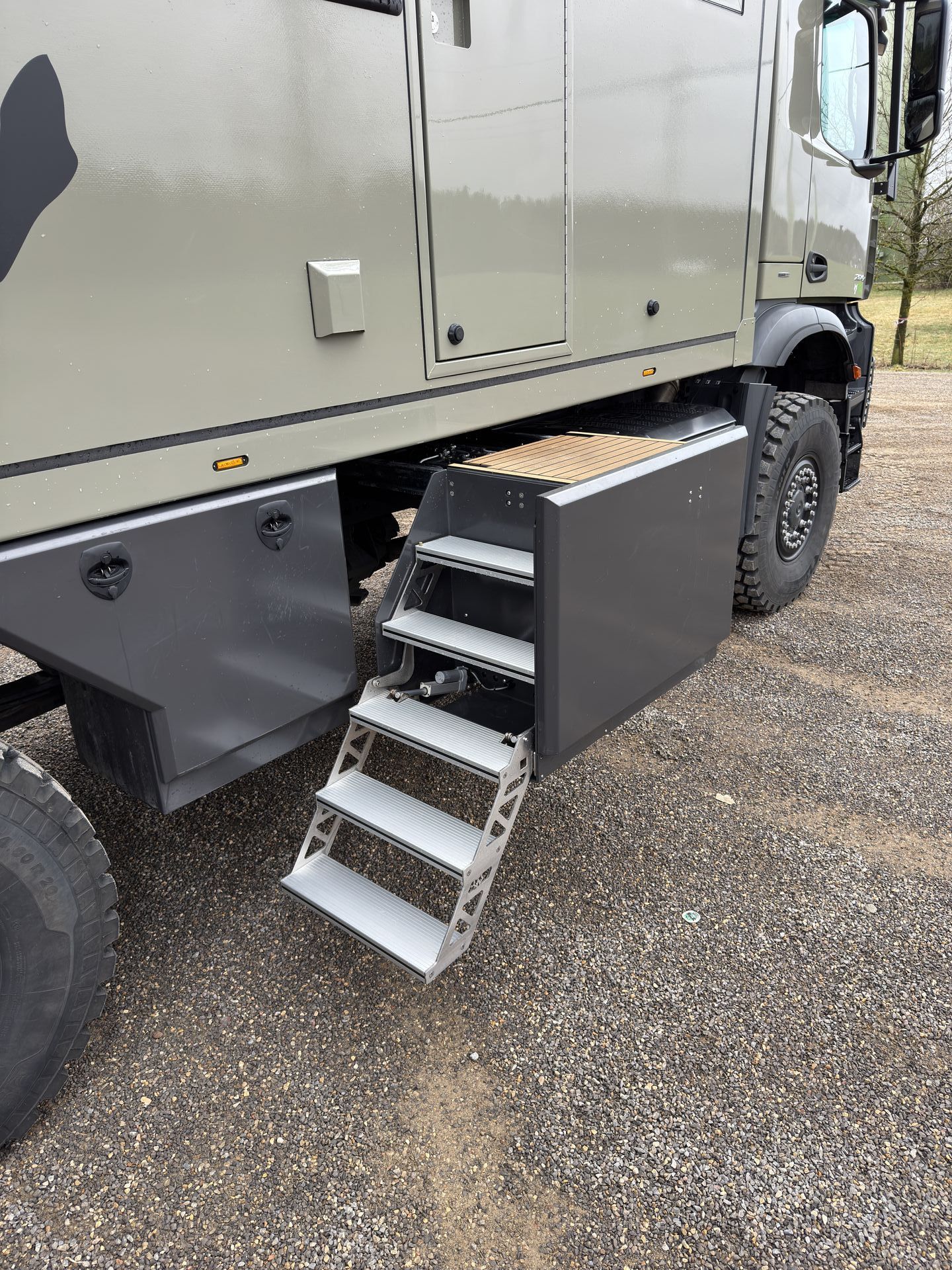 Mercedes Arocs FAS Expedition Expeditionsmobil Reisemobil Offroad Wohnkabine Luxus Ausstattung Staukastentreppe Staukasten Treppe elektrisch ausklappbar einschiebbar verdeckt Außenküche Induktionsfeld Kochen Waschen Edelstahl Pulverbeschichtung