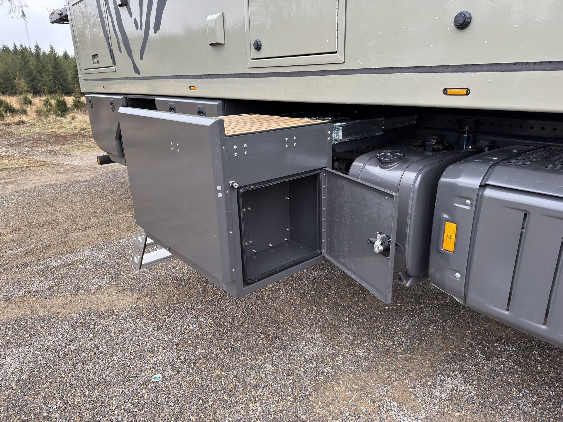 Mercedes Arocs FAS Expedition Expeditionsmobil Reisemobil Offroad Wohnkabine Luxus Ausstattung Staukastentreppe Staukasten Treppe elektrisch ausklappbar einschiebbar verdeckt Außenküche Induktionsfeld Kochen Waschen Edelstahl Pulverbeschichtung