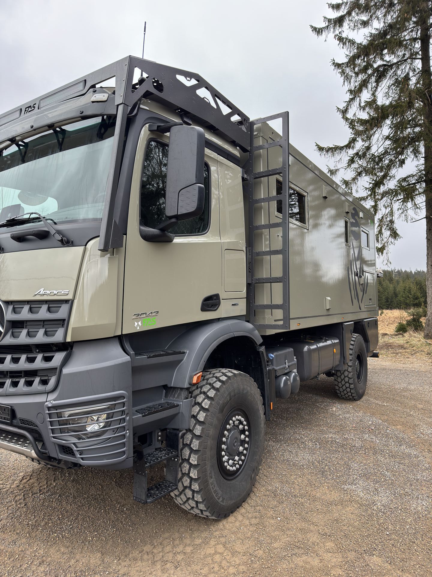 Mercedes Arocs FAS Expedition Expeditionsmobil Reisemobil Offroad Wohnkabine Luxus Ausstattung Dachträger Lighbars Beleuchtung Arbeitsbeleuchtung Leiter Aufstiegsleiter Aufstieg Pulverbeschichtet Verzinkt Maßanfertigung Balkon Teak Teek Belag
