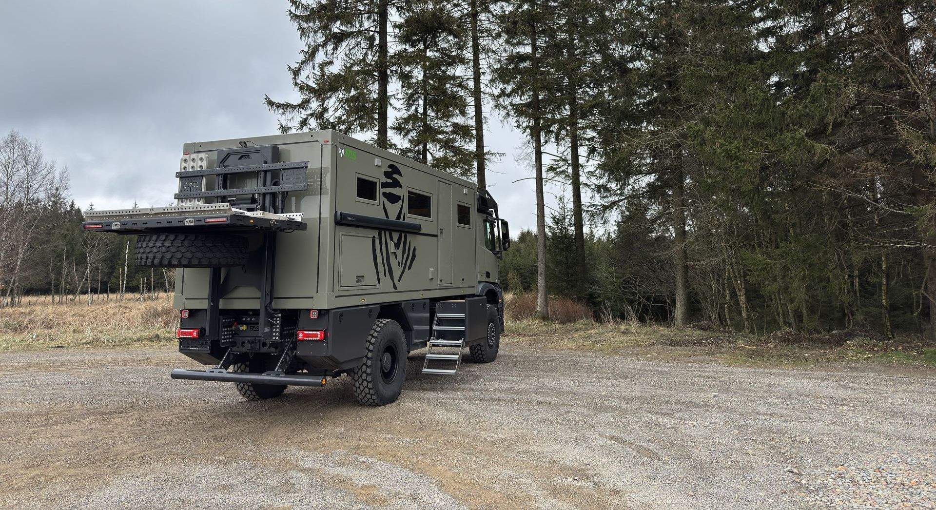 Mercedes Arocs FAS Expedition Wohnkabine Luxus Reisemobil mit Rundsitzgruppe Durchstieg Längsbetten