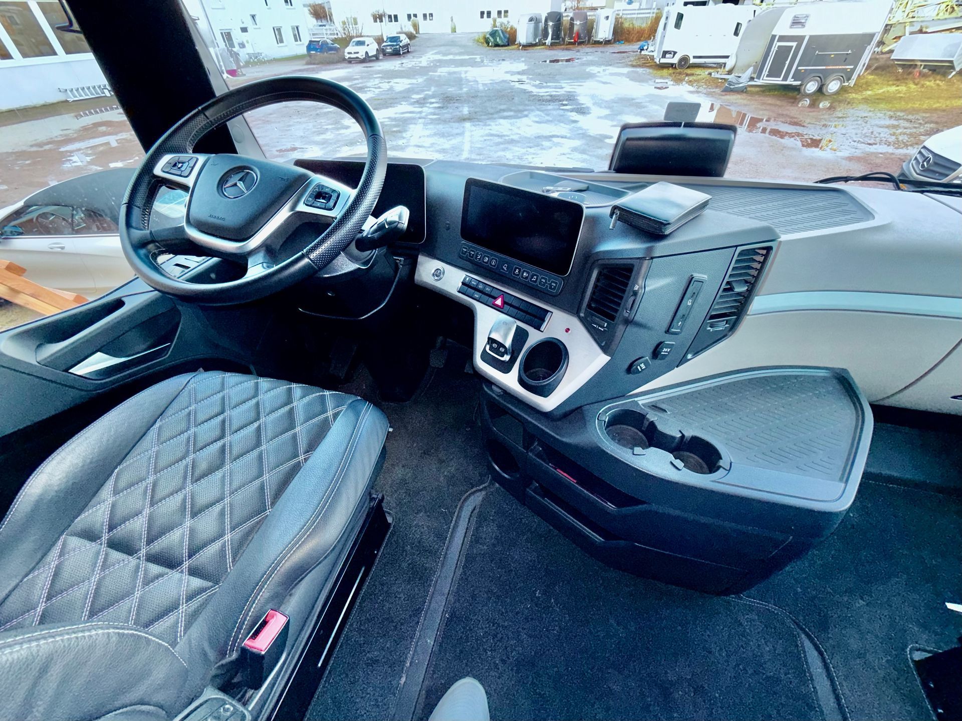 FAS Expedition Expeditionsmobil Reisemobil Mercedes Actros 1836 4x4 Komplettfahrzeug zum Verkauf 6m Wohnkabine Quadträger hochwertiges Interieur Rundsitzgruppe Längsbetten Panoramafenster 800Ah/ 1,9KW Solar