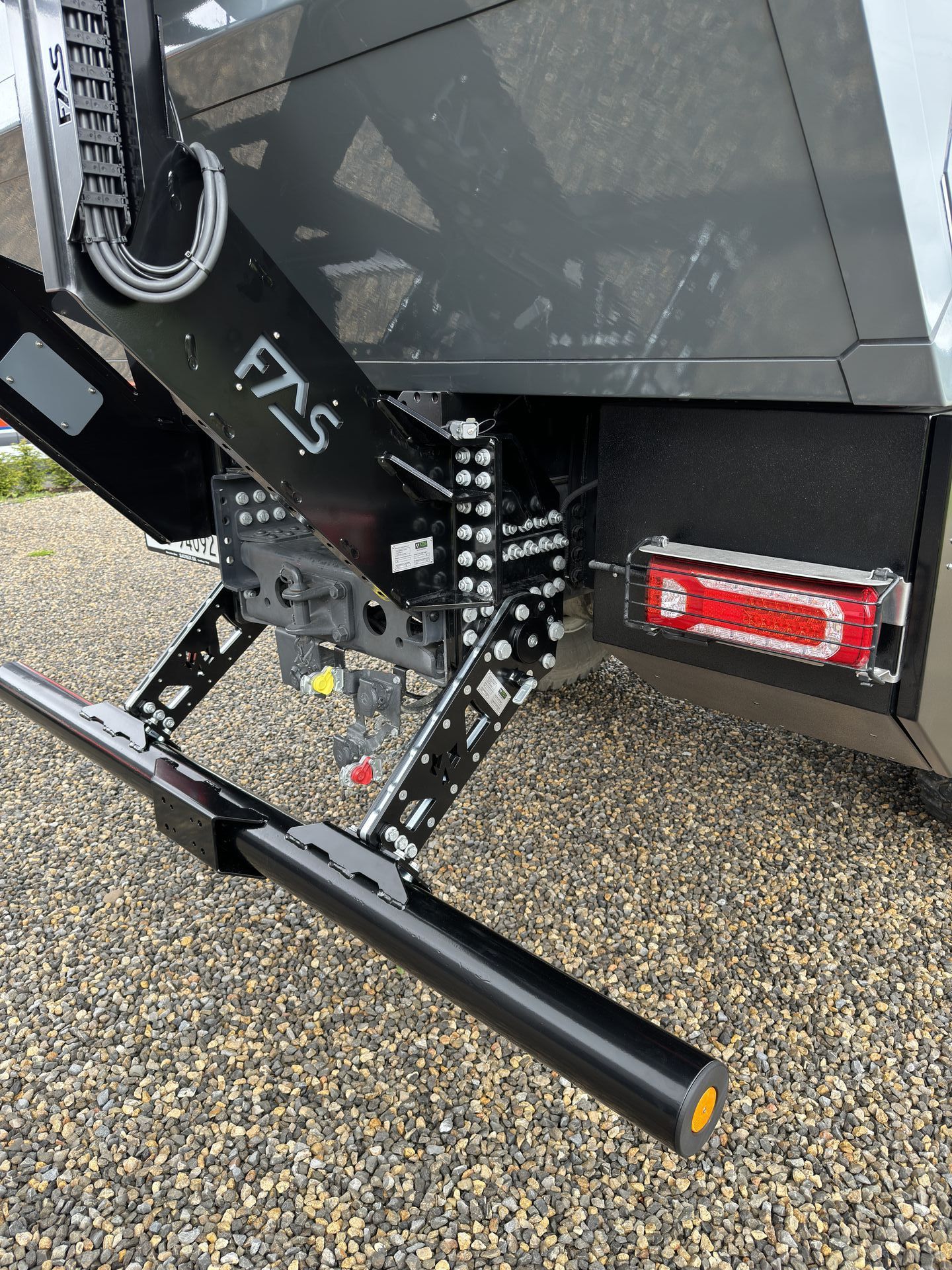 FAS Expedition Reisemobil Expeditionsmobil Heckträger Lastenträger Motorradträger Ersatzradhalter Sandblechhalterung schräges Heck Kabinenheck Unterfahrschutz