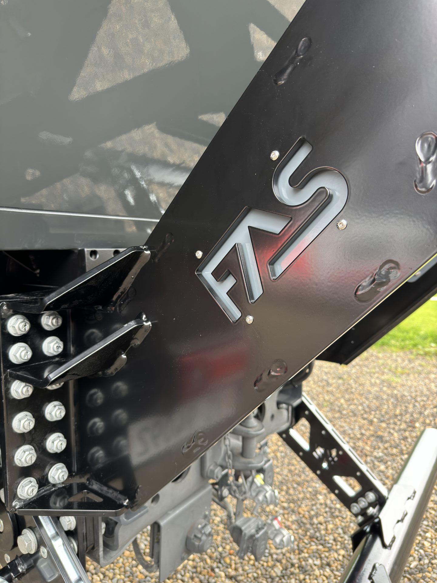 FAS Expedition Reisemobil Expeditionsmobil Heckträger Lastenträger Motorradträger Ersatzradhalter Sandblechhalterung schräges Heck Kabinenheck Unterfahrschutz