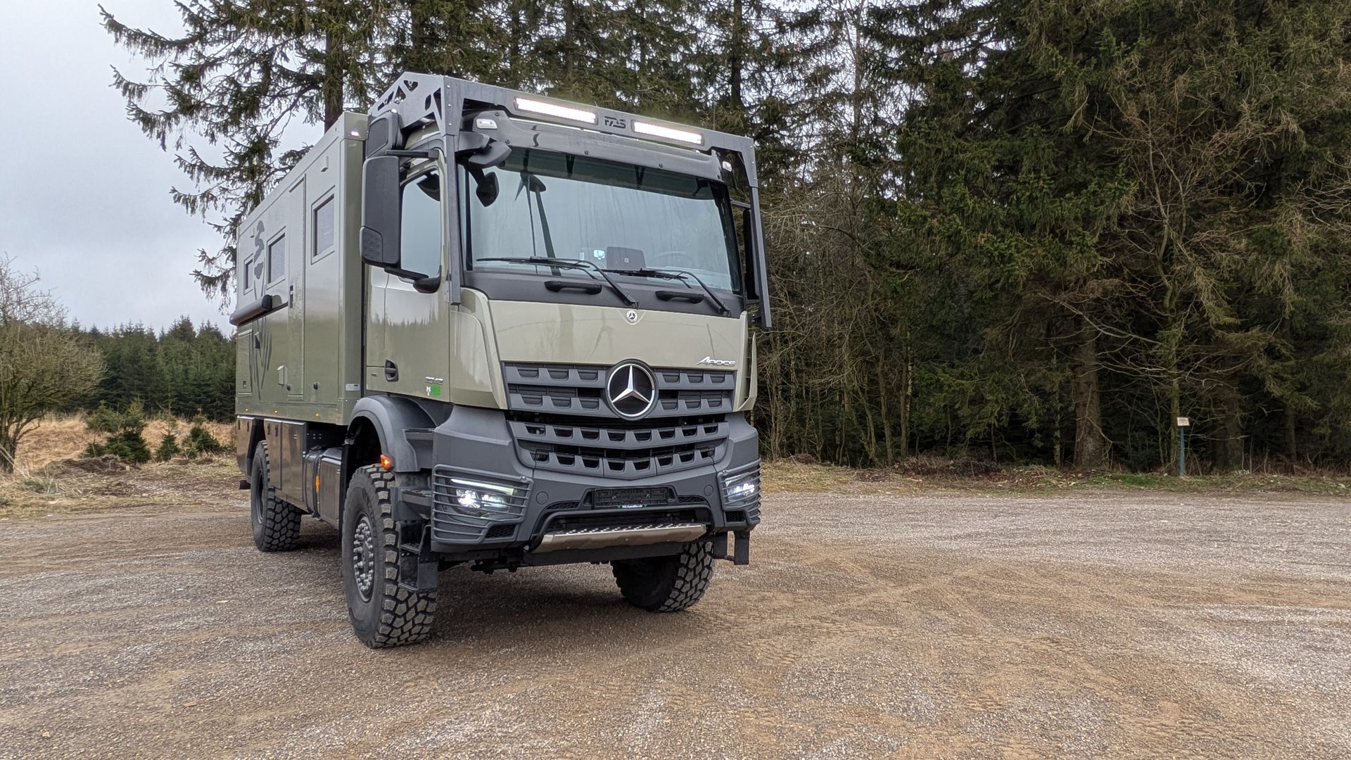 Mercedes Arocs FAS Expedition Expeditionsmobil Reisemobil Offroad Wohnkabine Luxus Ausstattung Dachträger Lighbars Beleuchtung Arbeitsbeleuchtung Leiter Aufstiegsleiter Aufstieg Pulverbeschichtet Verzinkt Maßanfertigung Balkon Teak Teek Belag