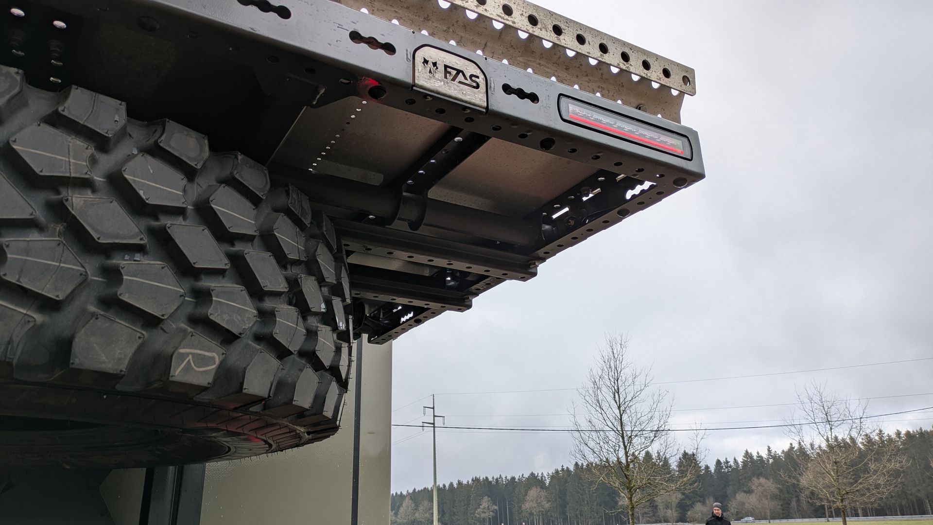 Mercedes Arocs FAS Expedition Expeditionsmobil Reisemobil Offroad Wohnkabine Luxus Ausstattung Heckträger Lastenträger Quadträger Quad Motorrad Fahrrad Unterfahrschutz Ersatzrad