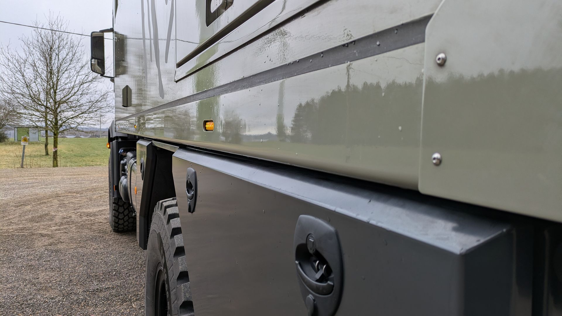 Mercedes Arocs FAS Expedition Expeditionsmobil Reisemobil Offroad Wohnkabine Luxus Ausstattung Staukastentreppe Staukasten Treppe elektrisch ausklappbar einschiebbar verdeckt Außenküche Induktionsfeld Kochen Waschen Edelstahl Pulverbeschichtung