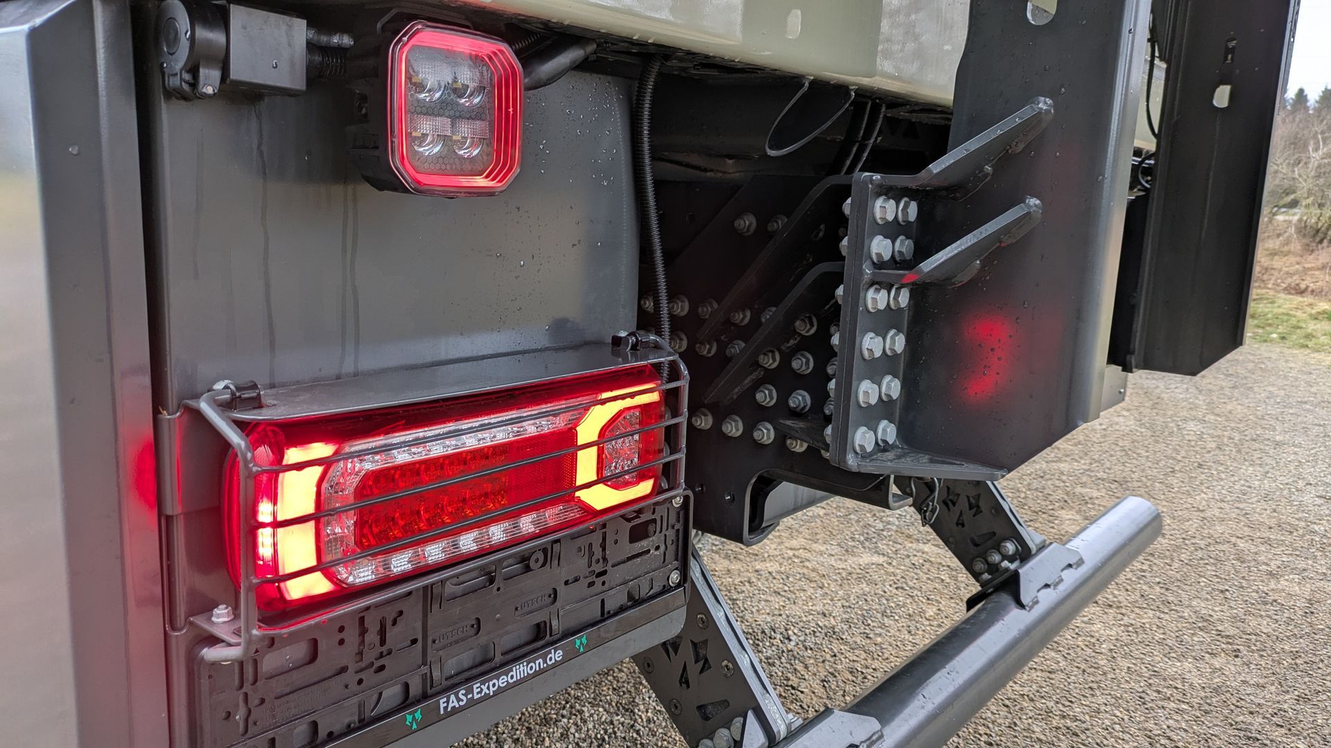 Mercedes Arocs FAS Expedition Expeditionsmobil Reisemobil Offroad Wohnkabine Luxus Ausstattung Heckträger Lastenträger Quadträger Quad Motorrad Fahrrad Unterfahrschutz Ersatzrad