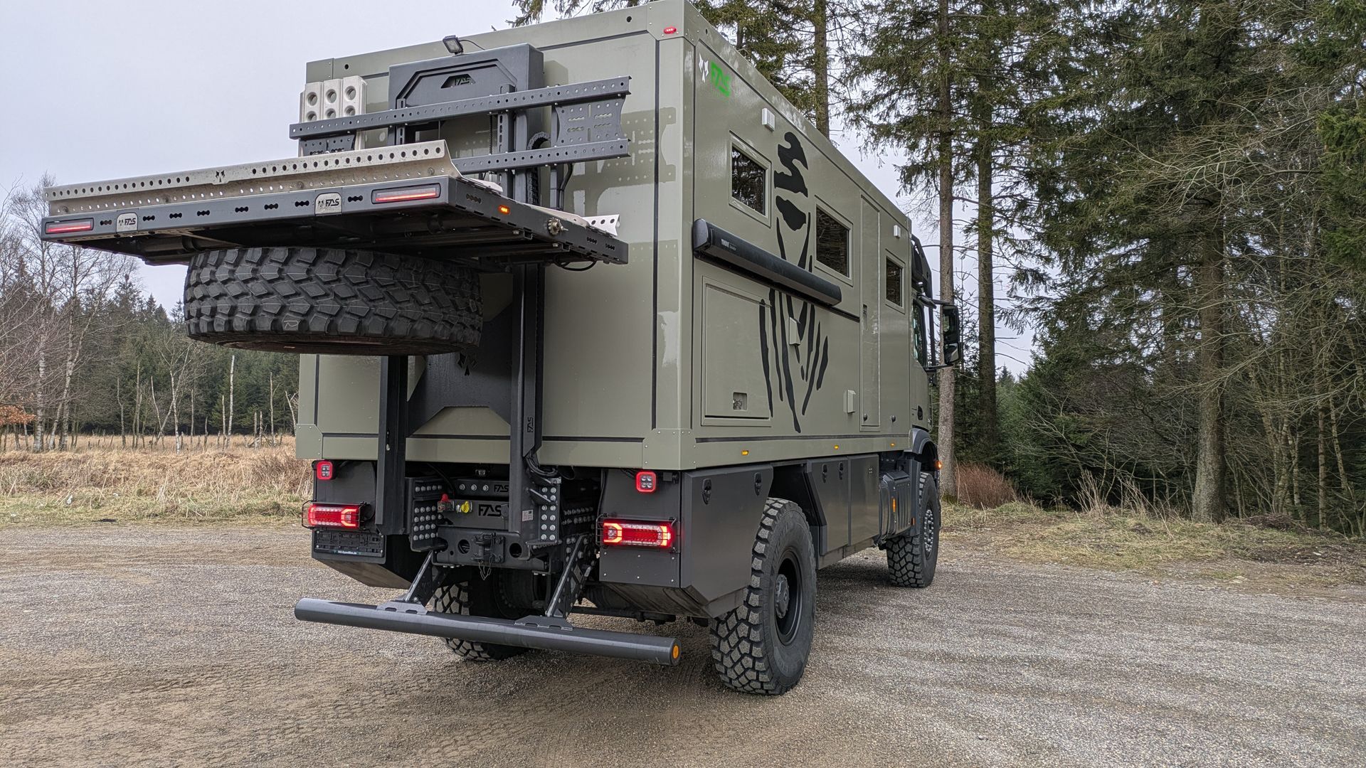 Mercedes Arocs FAS Expedition Expeditionsmobil Reisemobil Offroad Wohnkabine Luxus Ausstattung Heckträger Lastenträger Quadträger Quad Motorrad Fahrrad Unterfahrschutz Ersatzrad