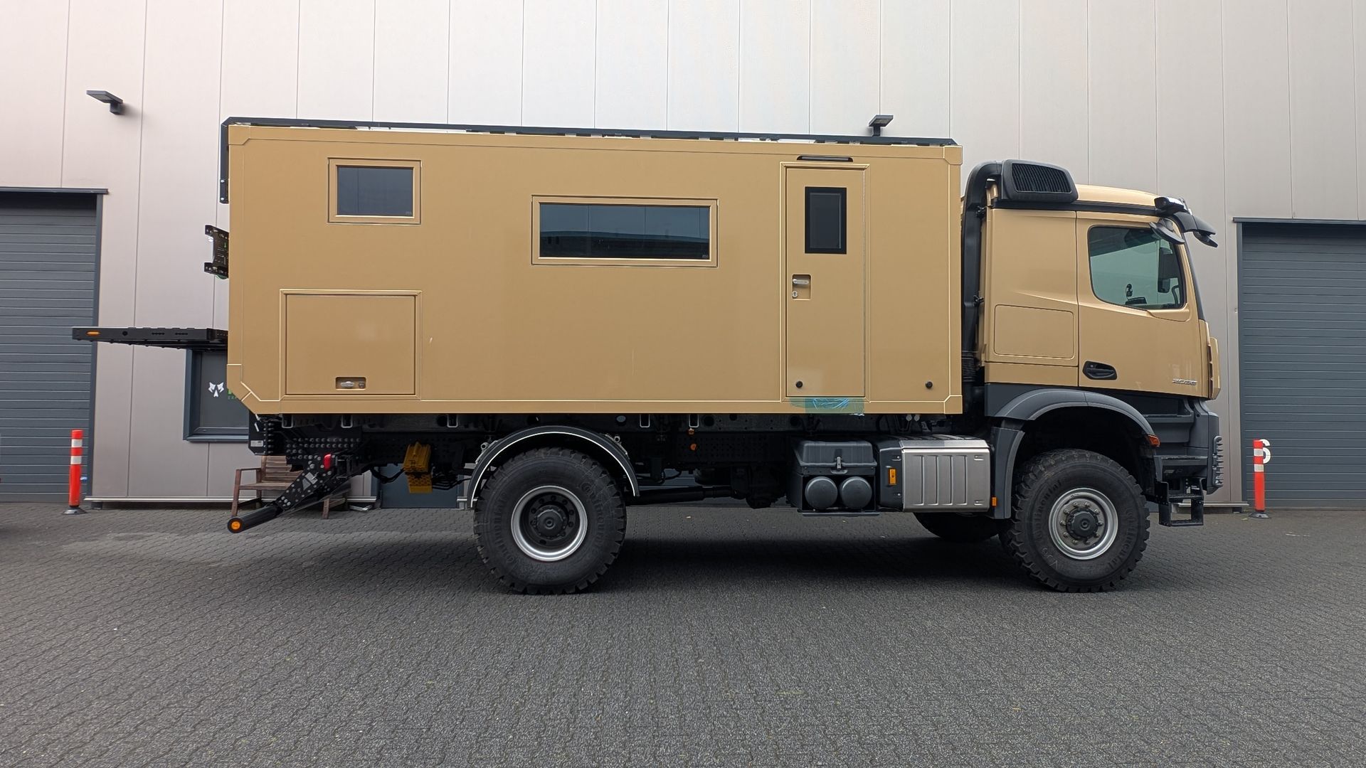 FAS Expedition Kashmir Expeditionsmobil Offroad Reisemobil Heckträger XL Motorradträger Mercedes Arocs