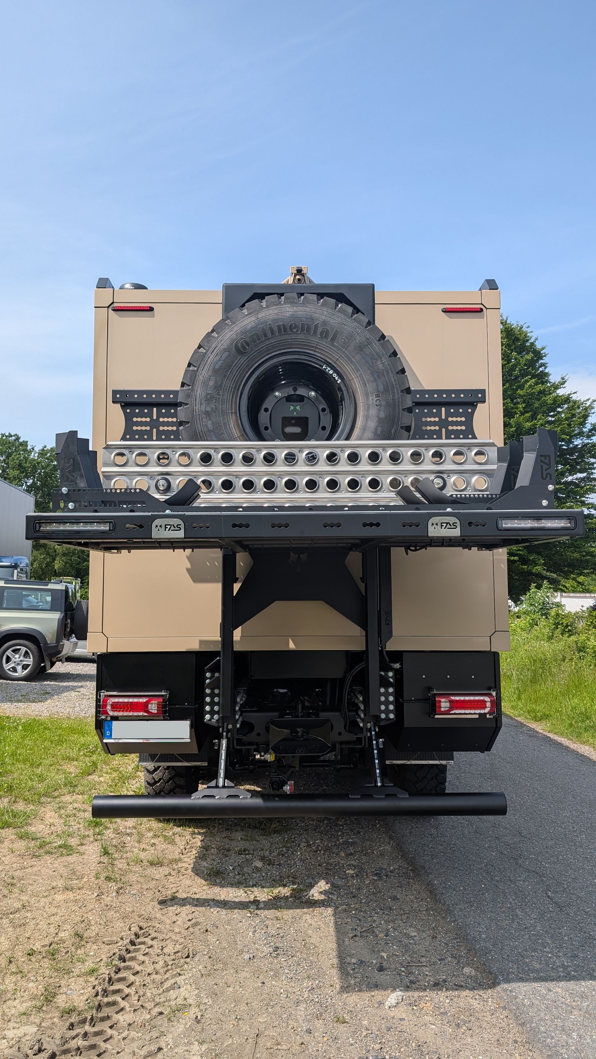 FAS Expedition Krug Expeditionsmobil Offroad Reisemobil Heckträger XL Motorradträger Mercedes Arocs