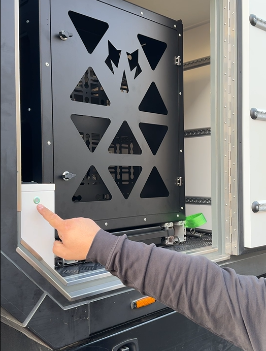 FAS Expedition Reisemobil Expeditionsmobil Heckauszugsystem Heckgarage Staufach Boxenrack Kistensystem Auszug Euro EUR Kisten elektrische Verriegelung Entriegelung Sicherheit Aluminium pulverbeschichtet Aluprofile