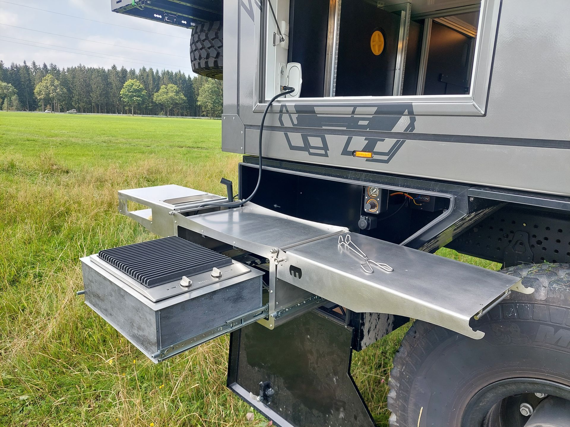 Mercedes Arocs FAS Expedition Expeditionsmobil Reisemobil Offroad Wohnkabine Luxus Ausstattung Staukastentreppe Staukasten Treppe elektrisch ausklappbar einschiebbar verdeckt Außenküche Induktionsfeld Kochen Waschen Edelstahl Pulverbeschichtung