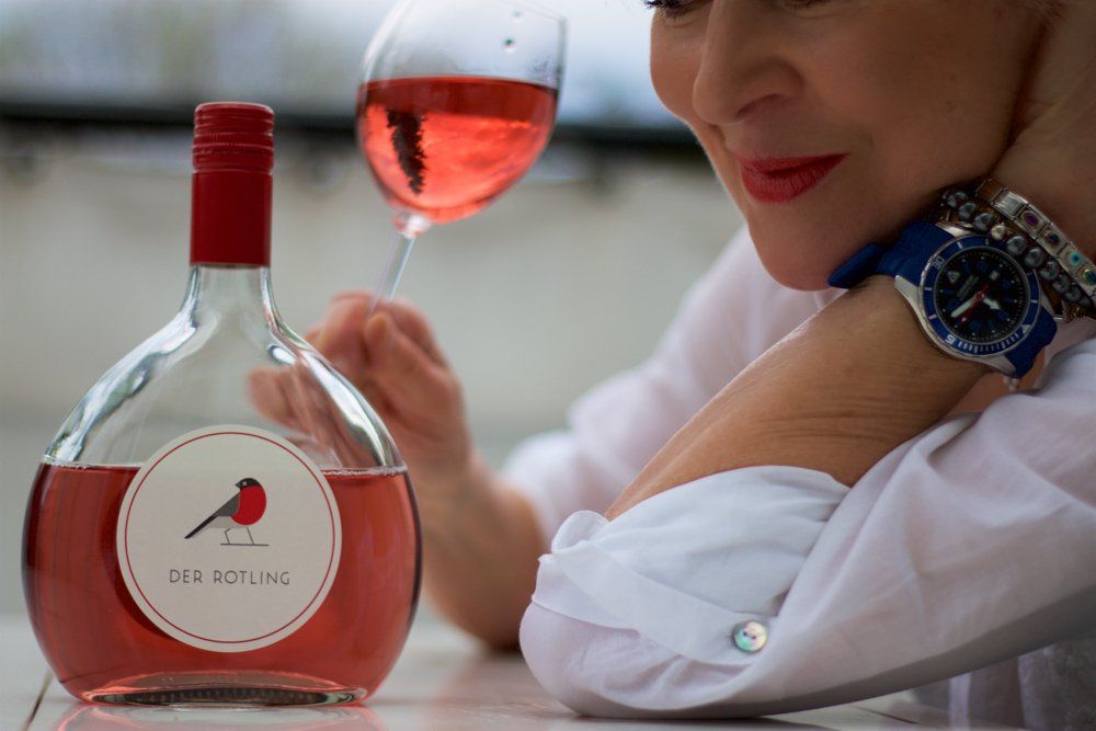 Kunde mit Weinflasche