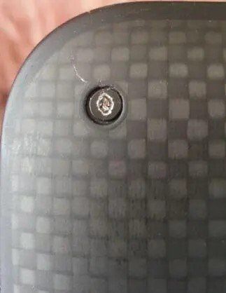 retirer une vis coincée dans un PC portable hp