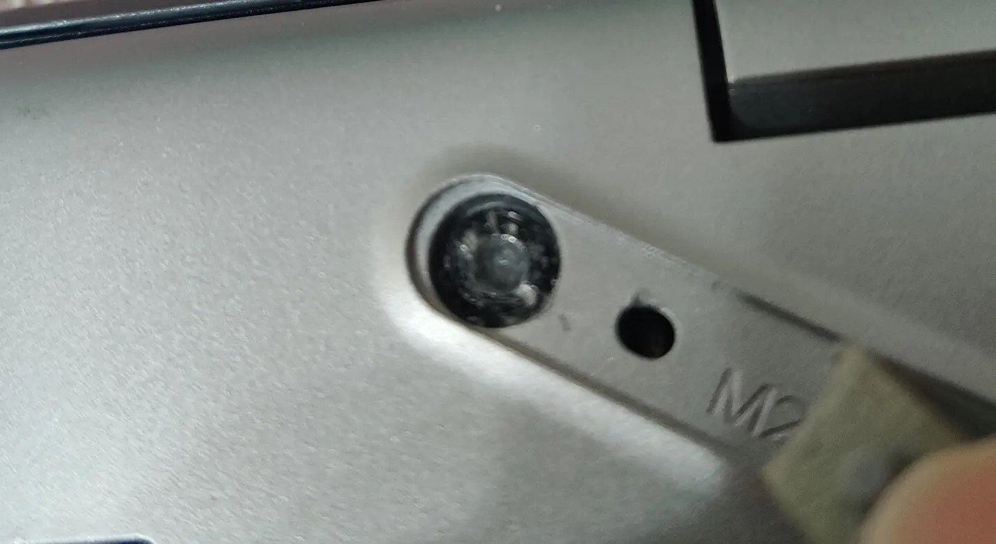 retirer une vis coincée dans un PC portable msi