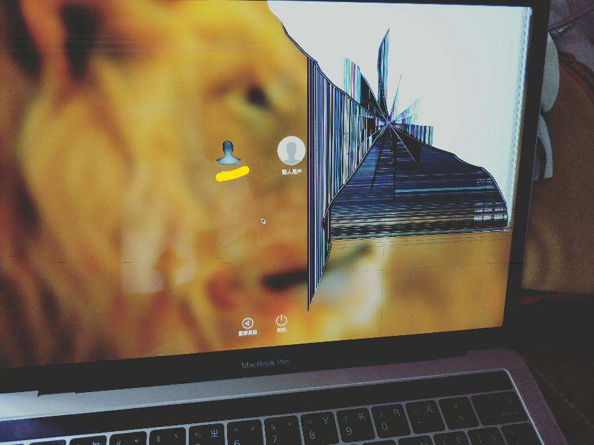 réparation remplacement d'écran cassé MacBook Pro