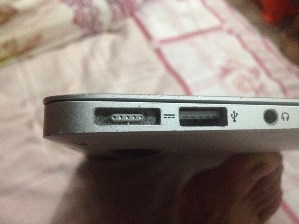 remplacer un connecteur de charge cassé du MacBook