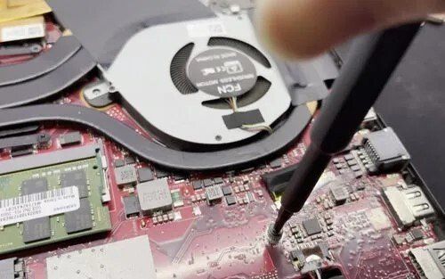 retirer une vis coincée dans un PC portable msi