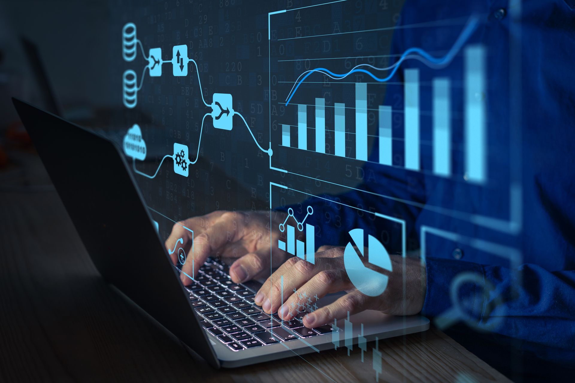 Ein Bild zeigt einen grauen Laptop mit eingeblendeten blauen Statistiken, auf denen ein deutlicher Anstieg zu erkennen ist. Im Hintergrund ist ein Mann mit einem blauen Hemd zu erkennen, der die Statistiken analysiert. Dies veranschaulicht unseren IT-Beratungsservice.