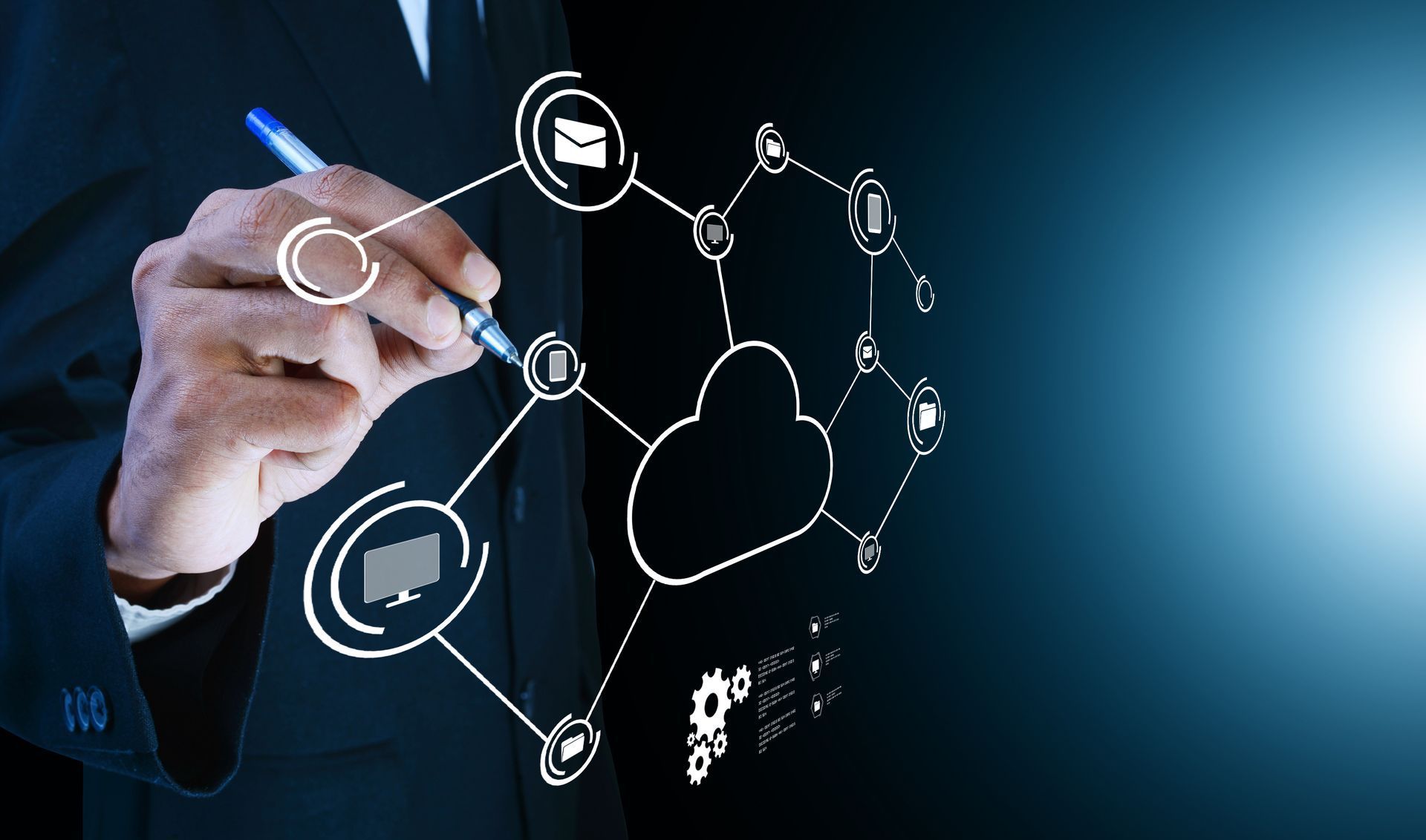 Ein Bild mit blauem Hintergrund zeigt auf der linken Seite eine Hand, die mit einem Stift IT-Icons zeichnet. Im Mittelpunkt stehen die gezeichneten Icons. Dies soll verdeutlichen, dass wir maßgeschneiderte IT-Lösungen anbieten, die skalierbar und individuell anpassbar sind.