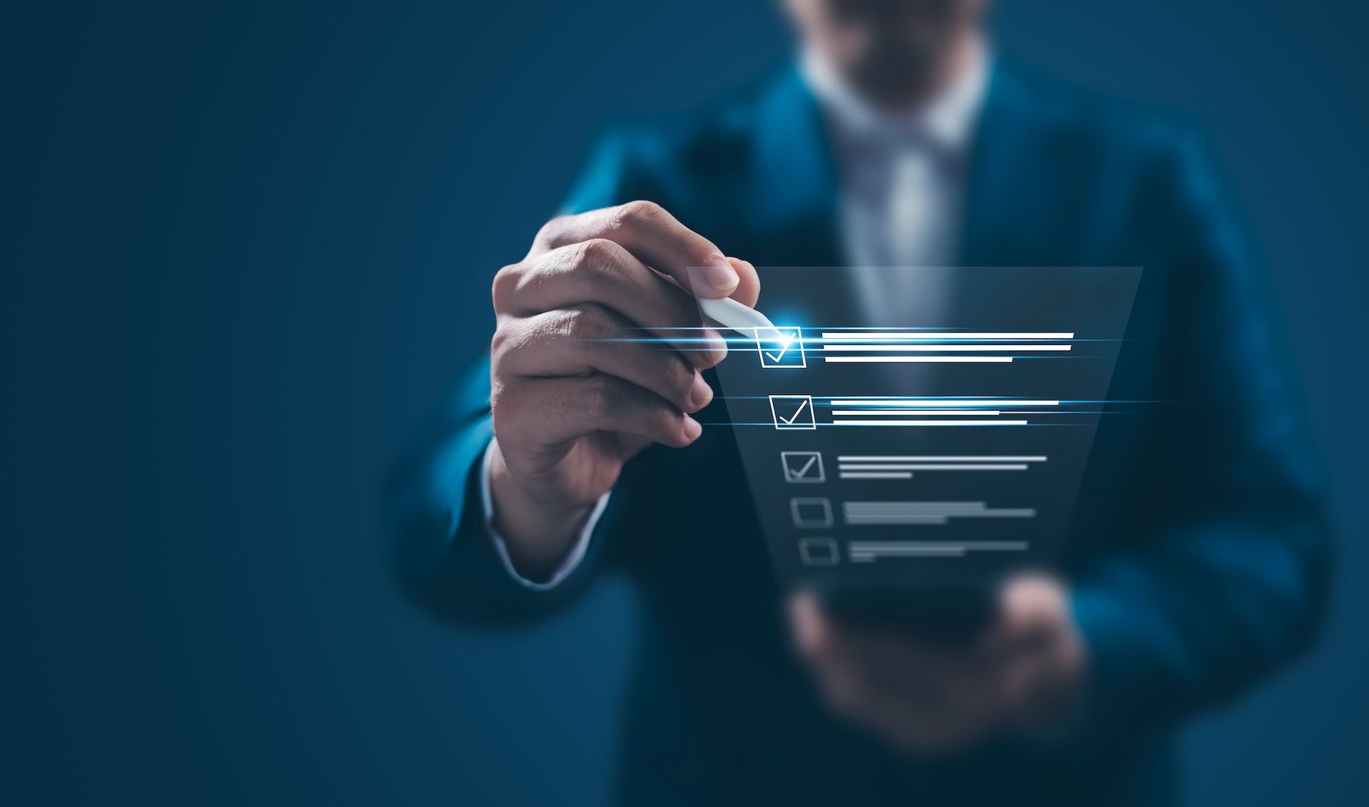 Ein Bild im bläulichen Stil zeigt in der Mitte einen Mann im Anzug, der auf einem transparenten Blatt Punkte abhackt. Dies soll die Transparenz in Bezug auf Kosten und Leistungen verdeutlichen und betonen, dass bei uns keine versteckten Gebühren existieren. Dies repräsentiert unsere Philosophie der Preistransparenz und Qualität.