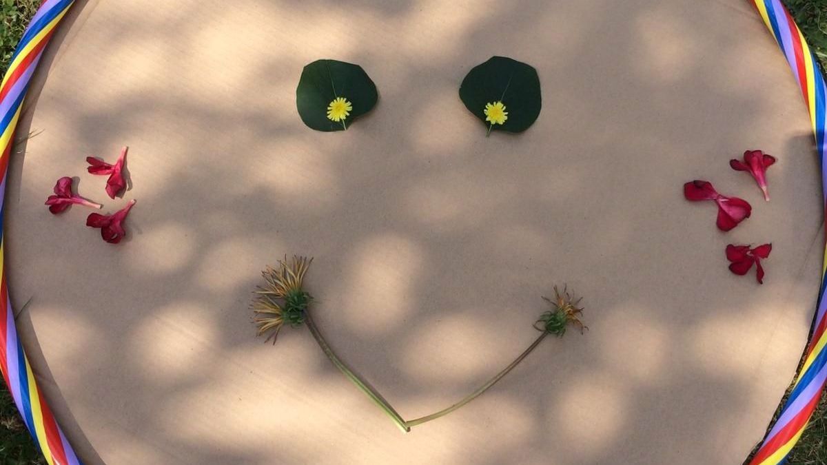 Abbildung Gesicht, gelegt aus Blüten und Ästen