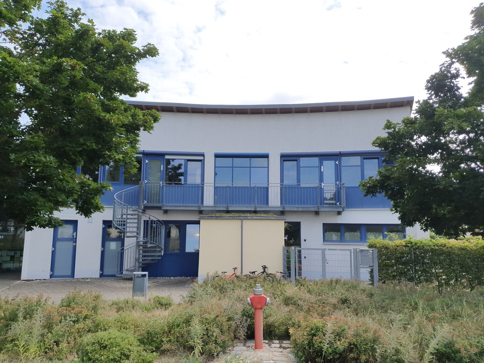 Abbildung Aussenansicht Kindergarten mittendrin