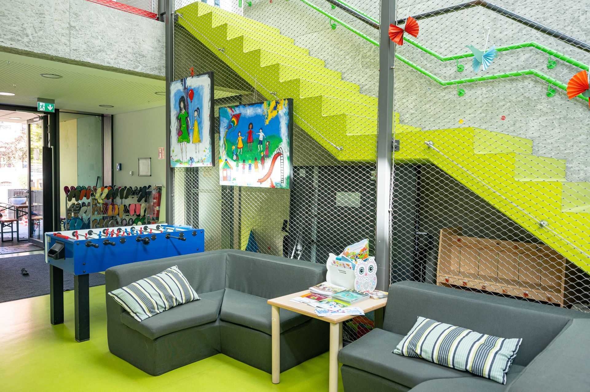 Abbildung Foyer Kinderhaus mit Loungeecke