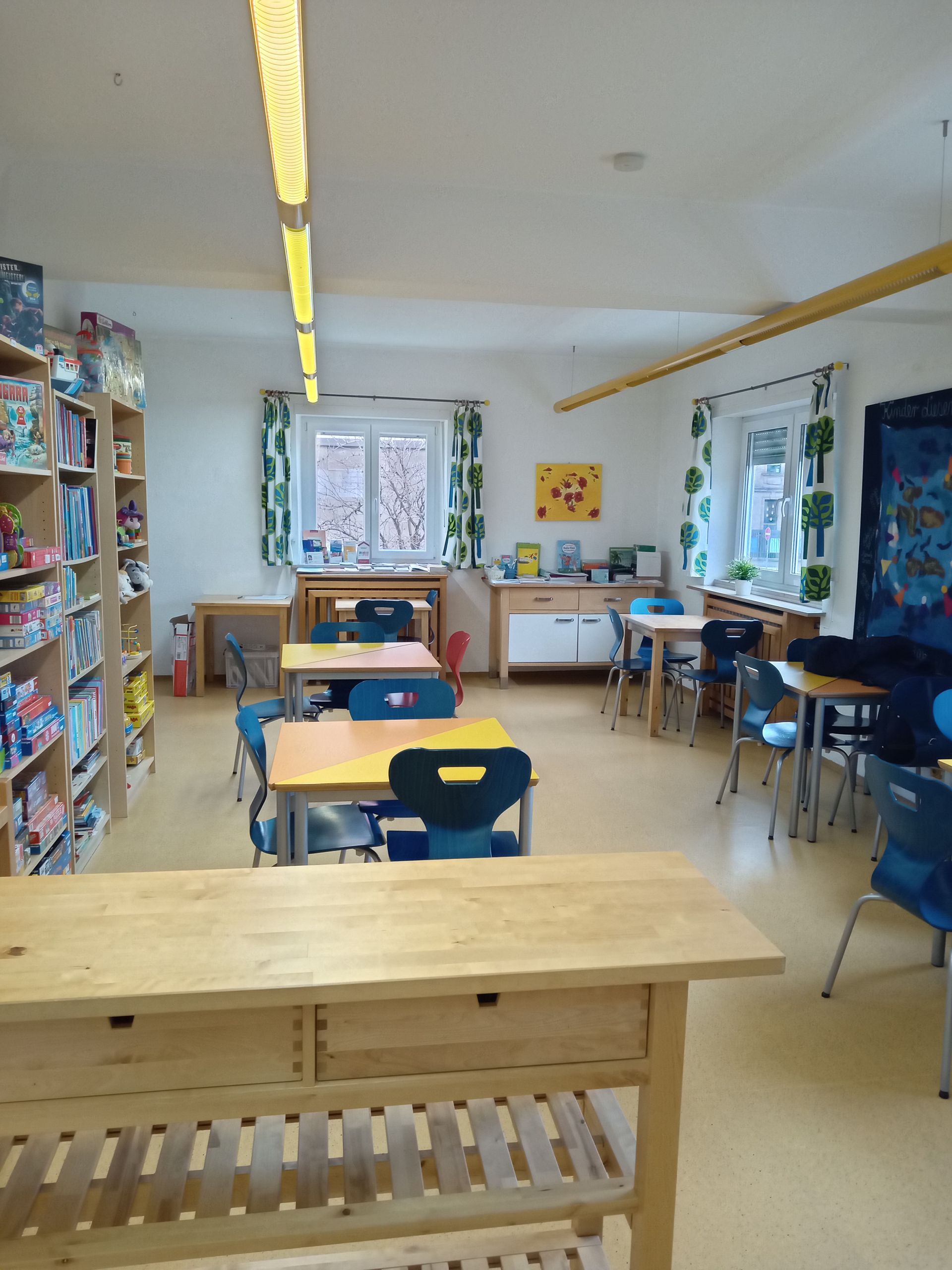 Offener Treff mit Tischen und Bestuhlung