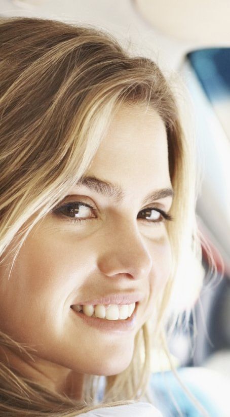 Frauengesicht mit grüner Paste im Gesicht während einer Behandlung mit Bio Microneedling