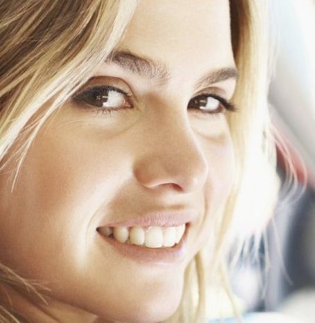 Frauengesicht mit grüner Paste im Gesicht während einer Behandlung mit Bio Microneedling