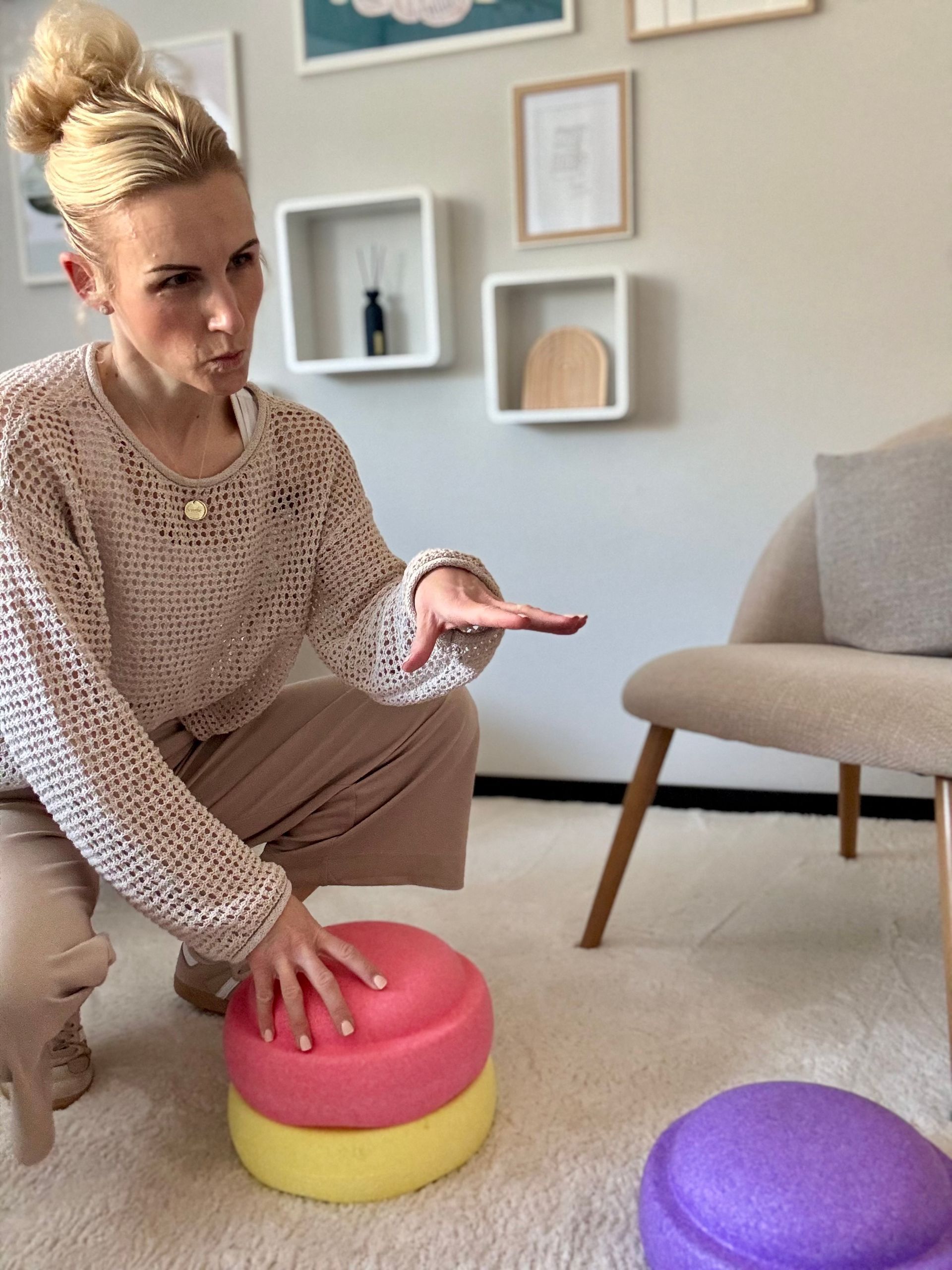 Sarah Jelinek bei einer systemischen Aufstellung mit Bodenankern in der Praxis für systemische Therapie, Supervision und Beratung in Verden Aller. Sarah Jelinek bei einer systemischen Aufstellung mit Bodenankern in der Praxis für systemische Therapie, Supervision und Beratung in Verden Aller.