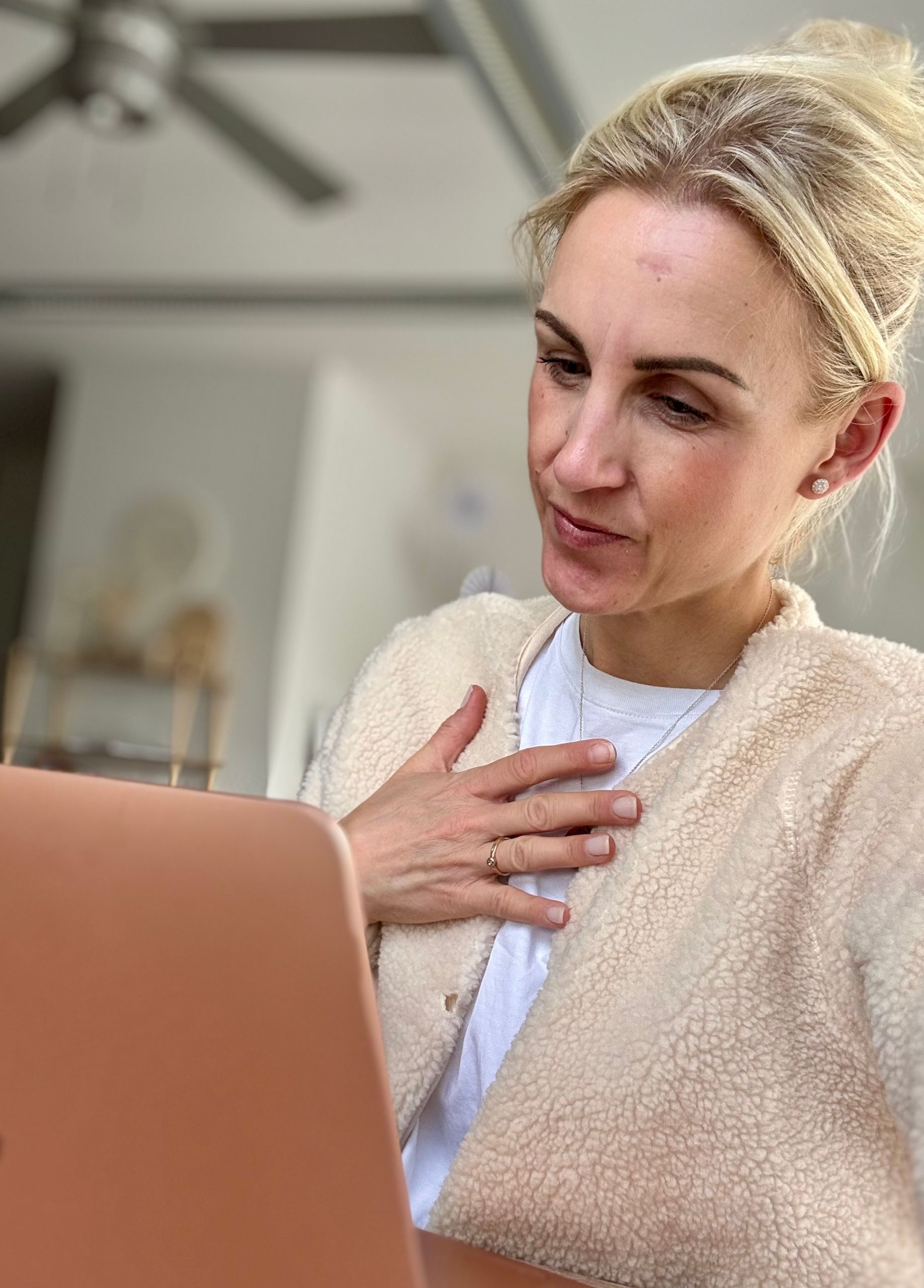 Systemische Online Beratung per Laptop – Sarah Jelinek im Gespräch mit Klientin im professionellen Setting im Coaching Space.
