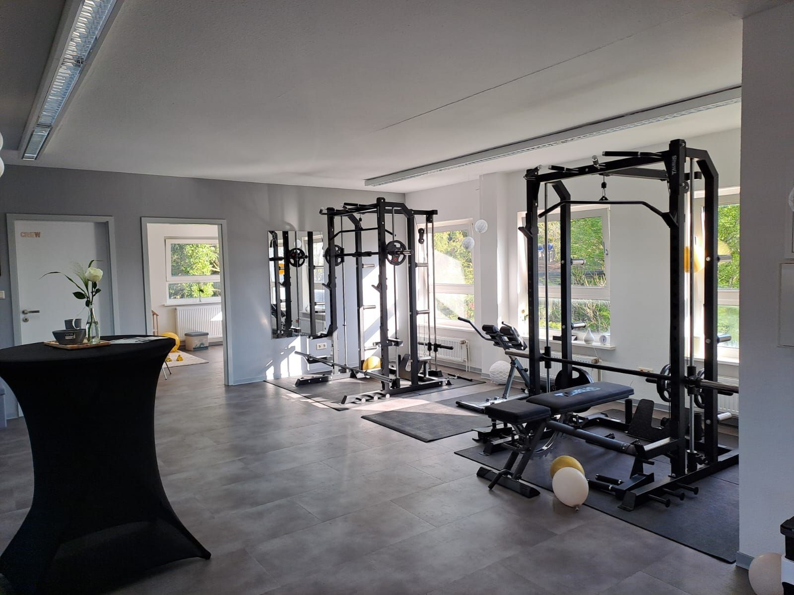 Sarah Jelinek bei einer systemischen Aufstellung mit Bodenankern in der Praxis für systemische Therapie, Supervision und Beratung in Verden Aller. Sarah Jelinek bei einer systemischen Aufstellung mit Bodenankern in der Praxis für systemische Therapie, Supervision und Beratung in Verden Aller.