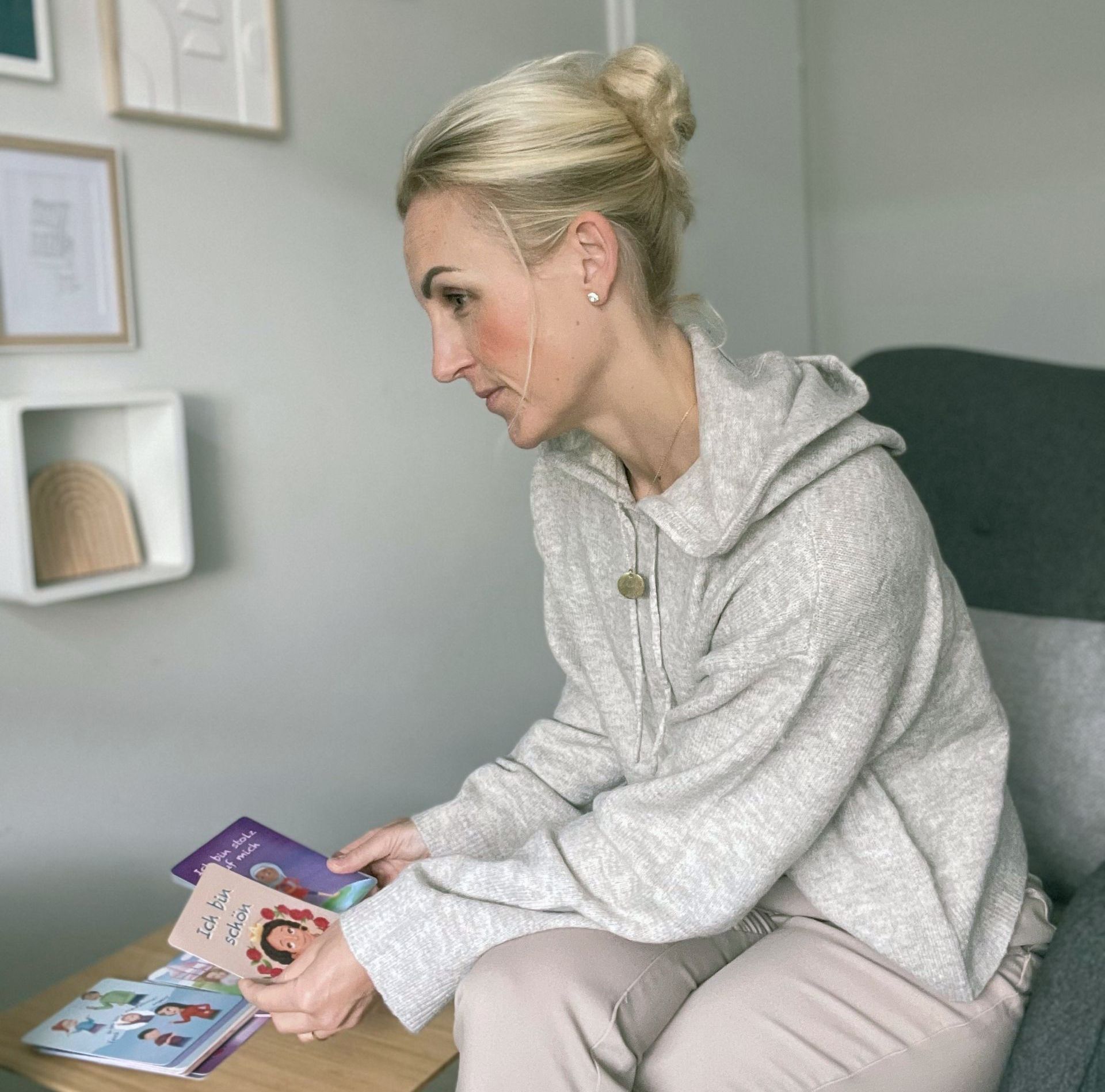 Sarah Jelinek bei der systemischen Beratung in der Praxis in Verden Aller. Begleitung für Eltern, Paare und Einzelpersonen und Lehrkräfte Sarah Jelinek bei der systemischen Beratung und Supervision in der Praxis in Verden Aller. Begleitung für Eltern, Paare und Einzelpersonen und Lehrkräfte