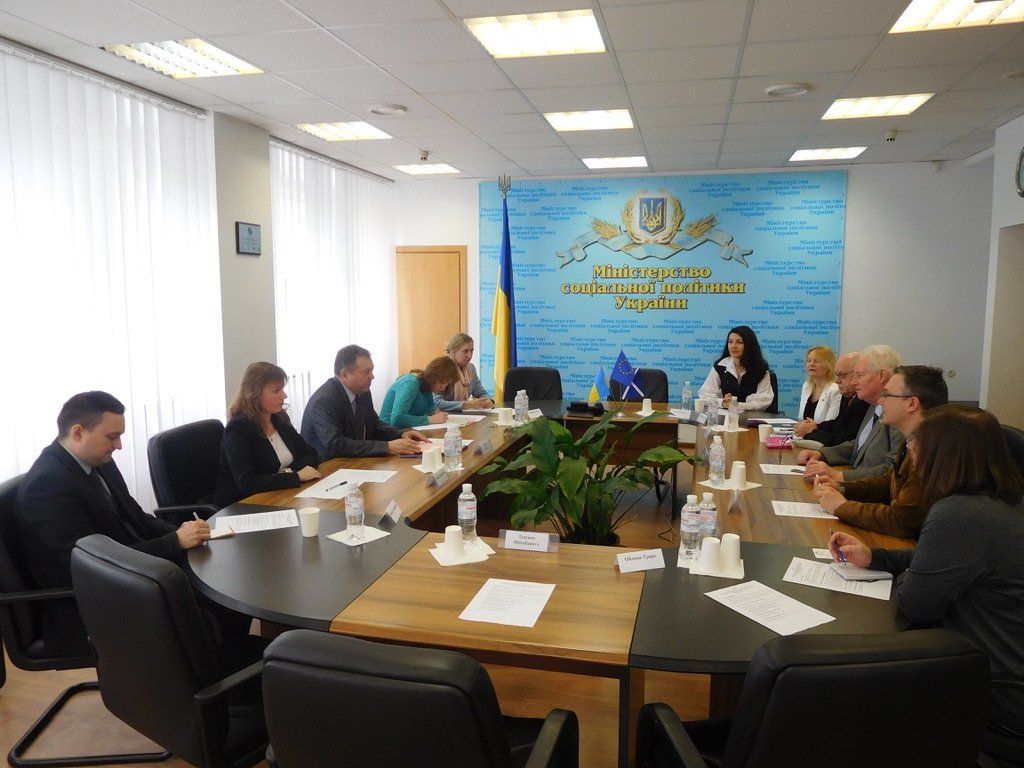 Meeting with secretary of state for social policy and his entourage before being present didMeeting with secretary of state for social policy and his entourage before being presented with a certificate of thanks from the national government.with a certificate of thanks from the national government.