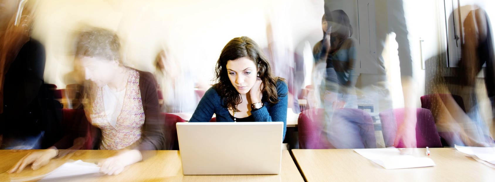 ein Bild, eine Frau arbeitet am Laptop, Stress