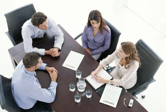 Ein Bild, vier Personen in einem Meeting