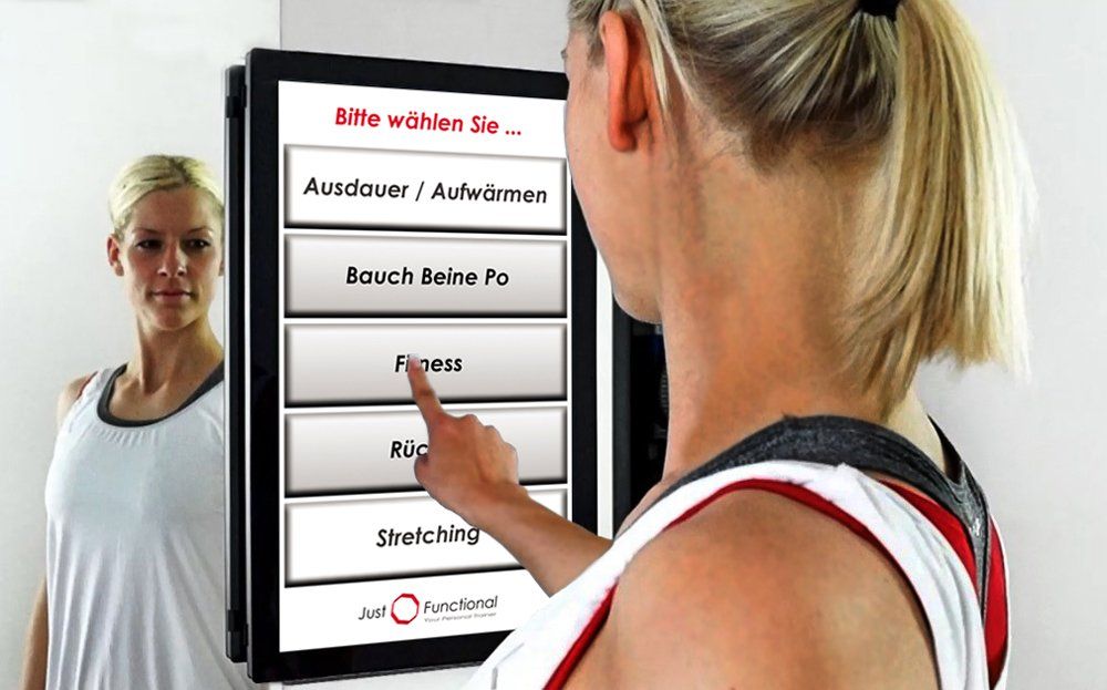 ein Bild, Just Functional, junge Frau bedient Touch-Screen