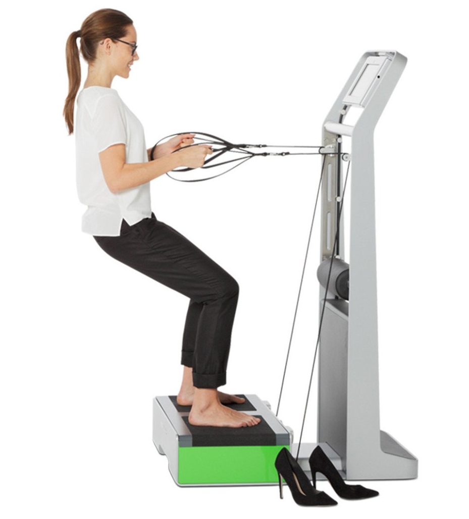 ein Bild, Frau trainiert mit Vibrationstrainer, Wellengang excellence