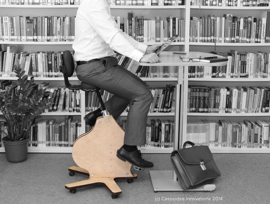 Ein Bild, Ausschnitt Mann mit Desktop-Bike am Arbeitsplatz