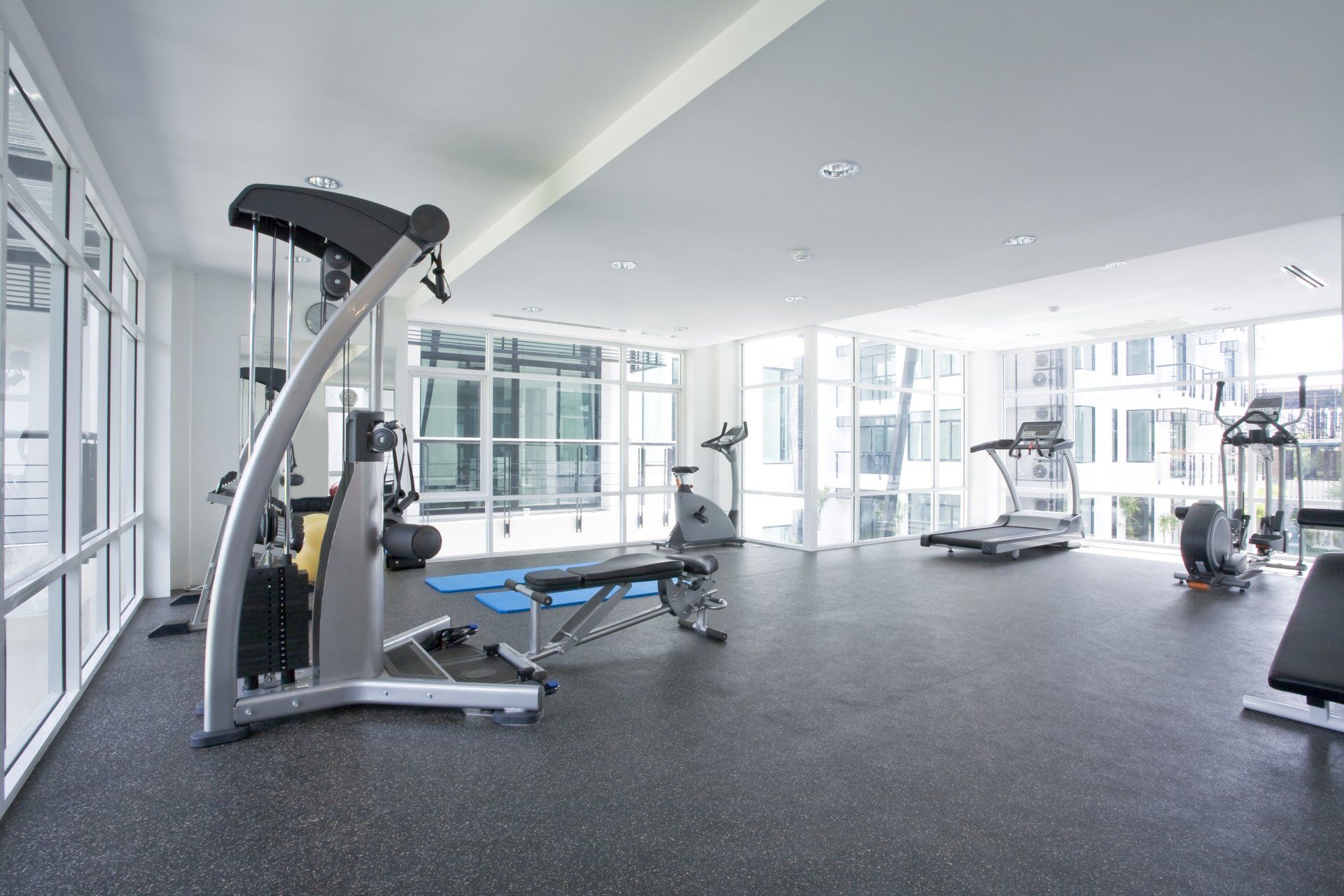 ein Bild, großer Fitnessraum im Bürokomplex, mehrere Ausdauer-Trainingsgeräte