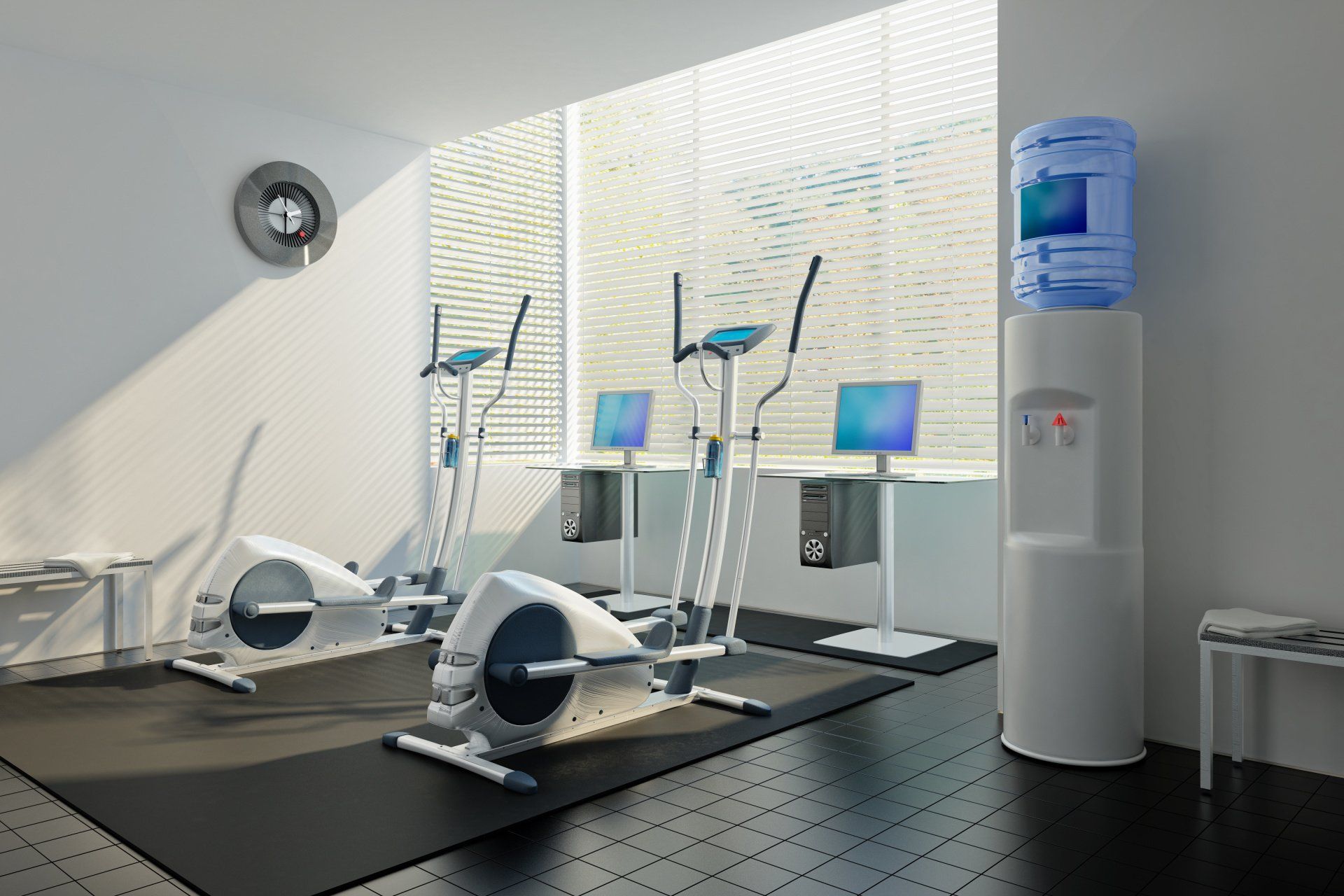 ein Bild, kleiner Fitnessraum, zwei Crosstrainer vor dem Fenster mit PC-Station, Wasserspender