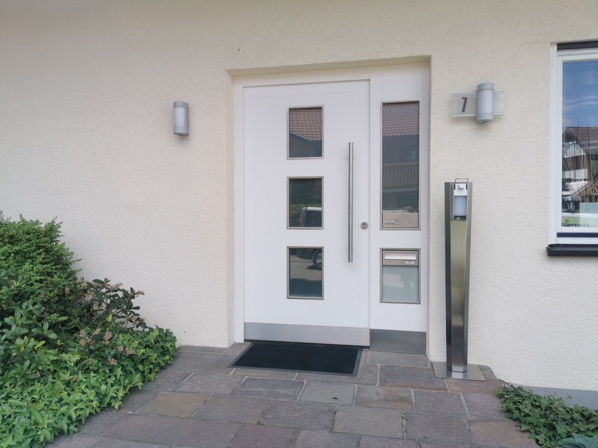 ein Bild, Hauseingang EFH, Hygiene-Terminal vor der Haustür, Dispencer TWO