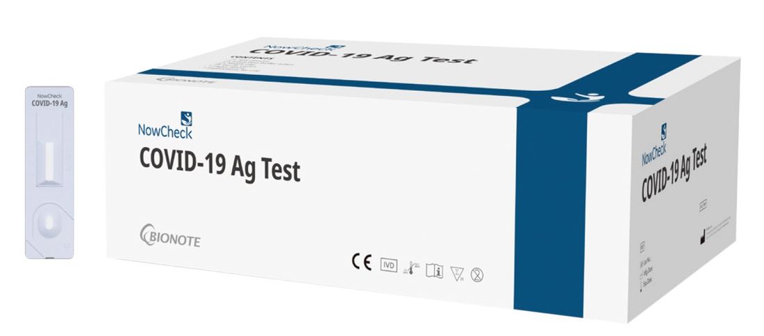 24h-ABDM hygienisch korrekt junge Frau mit Blutdruckmanschette auf der Couch