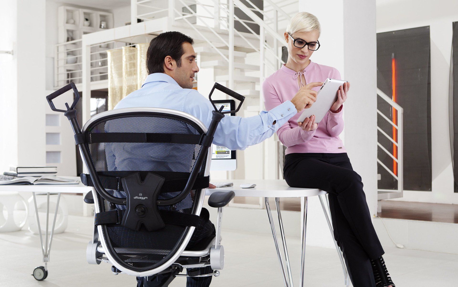 Ein Bild, 2 Menschen im Büro, Bürostuhl-Expander, OfficeGYM
