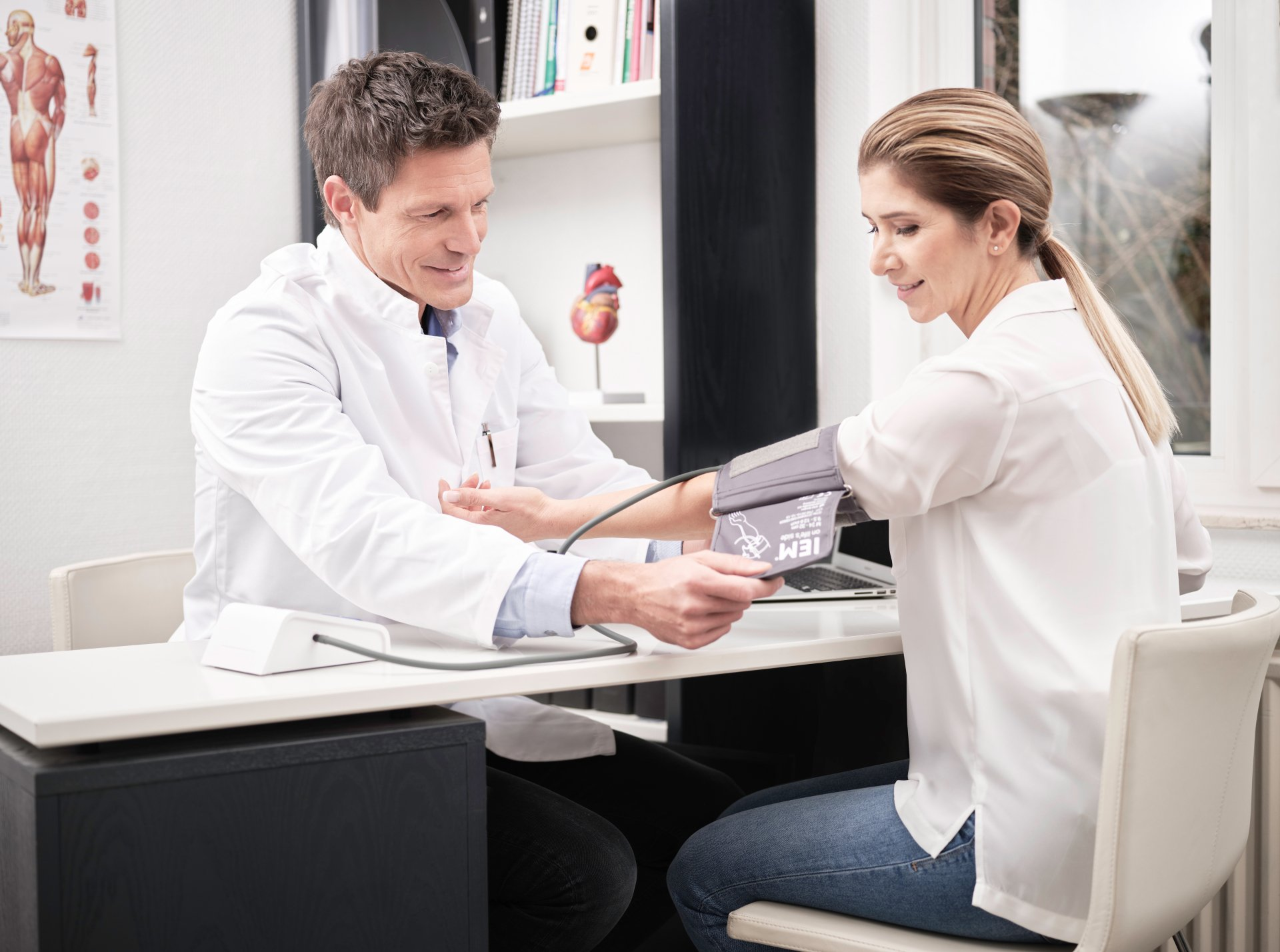 Patientin bei der Blutdruckmessung beim Arzt